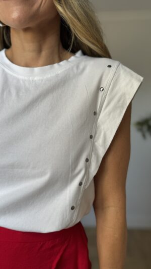 camiseta-tachas-plateadas-blanca-2
