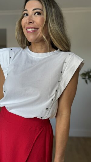 camiseta-tachas-plateadas-blanca
