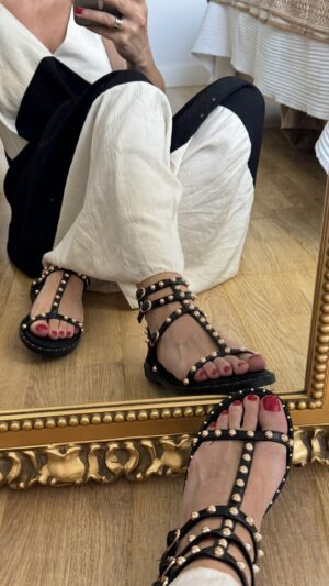 sandalias-tachas-doradas-negras-3